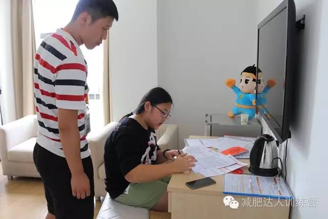 顾问老师帮助孩子填写入营档案