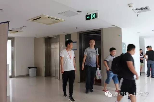 为孩子办理入营的家长们